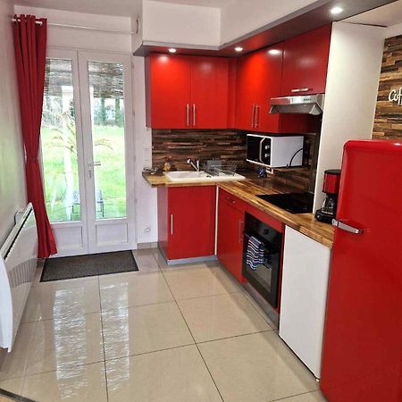 02 - Tres Joli 2 Pieces Avec 3 Lits Pouvant Accueillir Jusqu'A 5 Personnes, Situe Au Rdc Avec Entree Independante, Une Place De Parking Reservee Devant L'Entree Et Terrasse Sur L'Arriere Donnant Sur Parc Arbore, Tout Le Linge De Maison Est Fourni Razac-sur-lʼIsle Exterior foto