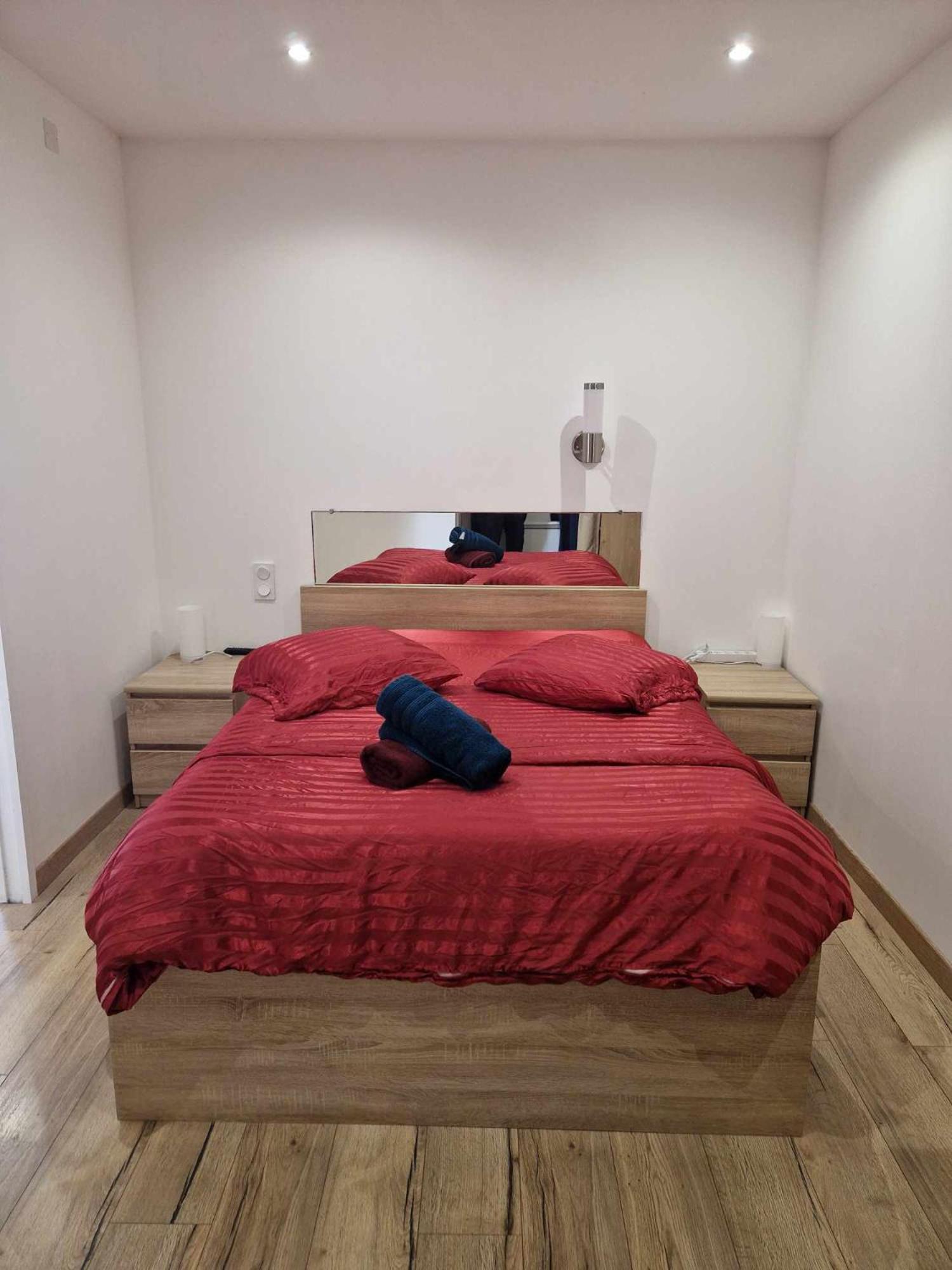 02 - Tres Joli 2 Pieces Avec 3 Lits Pouvant Accueillir Jusqu'A 5 Personnes, Situe Au Rdc Avec Entree Independante, Une Place De Parking Reservee Devant L'Entree Et Terrasse Sur L'Arriere Donnant Sur Parc Arbore, Tout Le Linge De Maison Est Fourni Razac-sur-lʼIsle Exterior foto