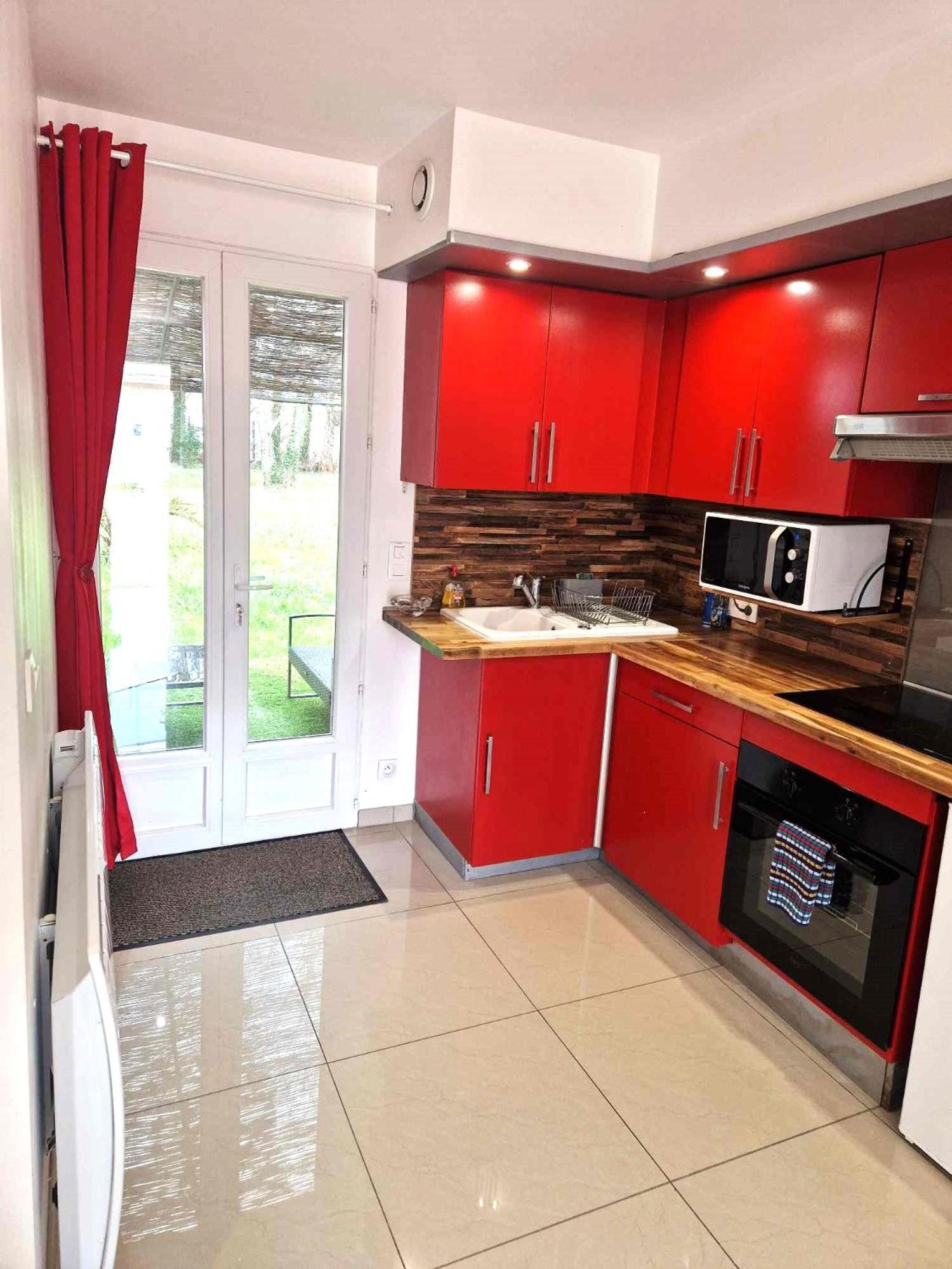 02 - Tres Joli 2 Pieces Avec 3 Lits Pouvant Accueillir Jusqu'A 5 Personnes, Situe Au Rdc Avec Entree Independante, Une Place De Parking Reservee Devant L'Entree Et Terrasse Sur L'Arriere Donnant Sur Parc Arbore, Tout Le Linge De Maison Est Fourni Razac-sur-lʼIsle Exterior foto