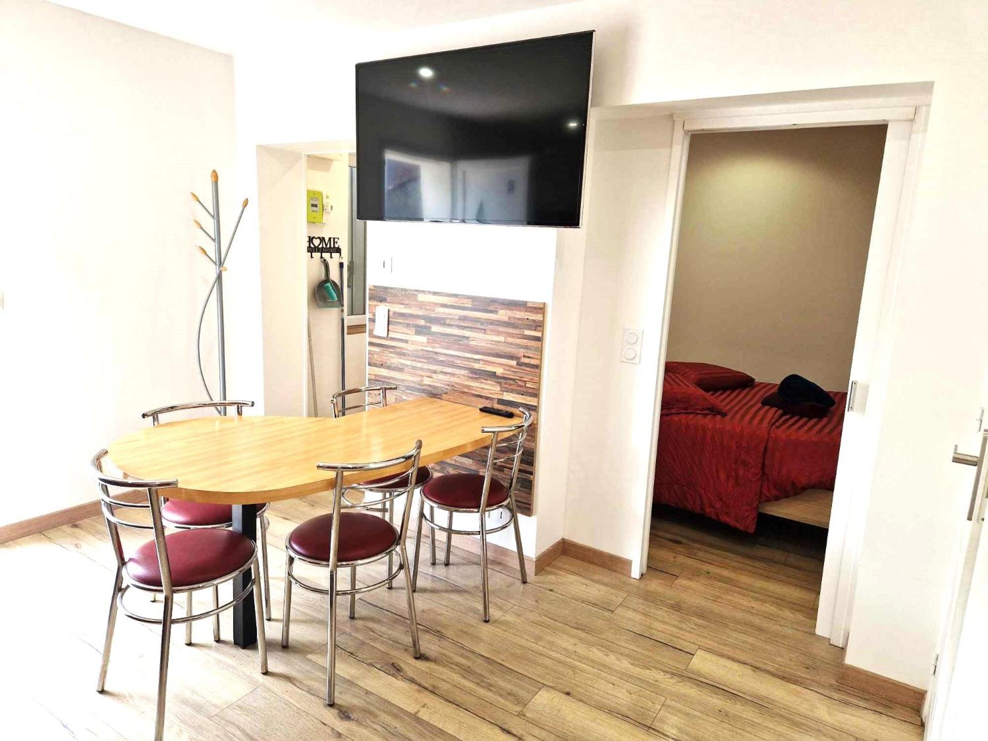 02 - Tres Joli 2 Pieces Avec 3 Lits Pouvant Accueillir Jusqu'A 5 Personnes, Situe Au Rdc Avec Entree Independante, Une Place De Parking Reservee Devant L'Entree Et Terrasse Sur L'Arriere Donnant Sur Parc Arbore, Tout Le Linge De Maison Est Fourni Razac-sur-lʼIsle Exterior foto